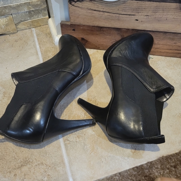 Adrienne Vittadini Womens Booties, Style Av-Patia, Color Black, Size 8. Pre-owne - Picture 8 of 9